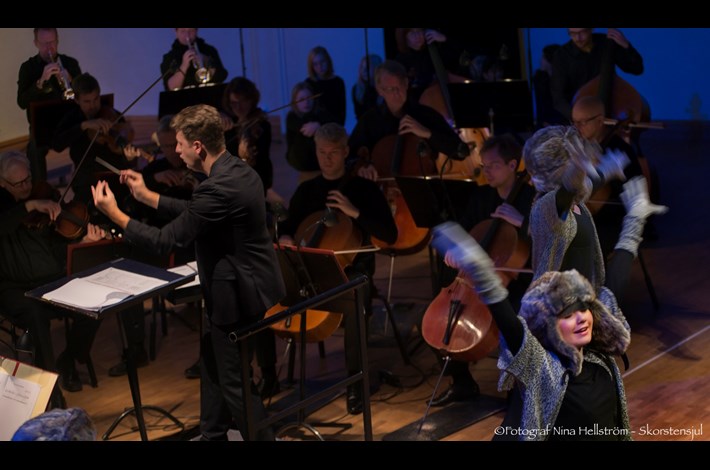 Föreställningsbild från Skorstensjul på orkestern och ett dansande barn